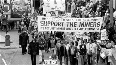 Ce 3 mars, la grande grève des mineurs britanniques, commencée un an plus tôt se termine sans que les mineurs n'aient rien obtenu ; l'arrêt de la grève est un succès symbolique pour le gouvernement Thatcher : c'était en ...