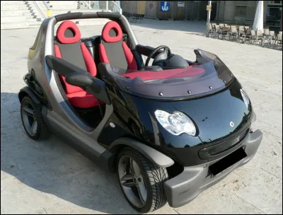 Quelle est cette citadine compacte à 2 places produite par le constructeur Smart en 2002 ?