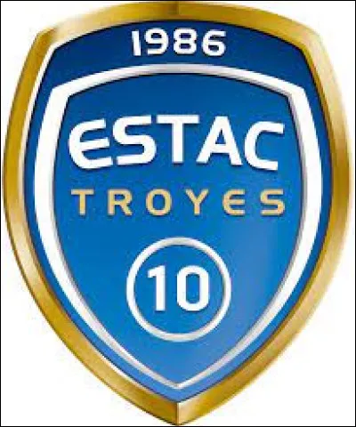 Je joue à l'ESTAC Troyes, j'ai remporté la Coupe du monde 2018 et j'ai joué 506 matchs dans toute ma carrière. Qui suis-je ?