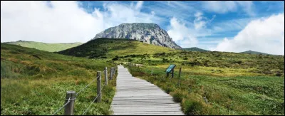 La Corée du Sud est composée à 70 % de montagnes. Le volcan Halla sur l'île de Jeju en est le point culminant. À quelle altitude culmine-t-il ?