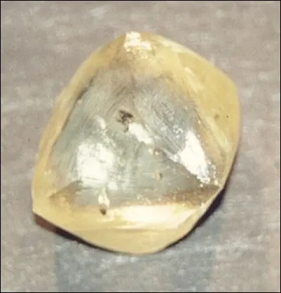 En joaillerie, comment s'appelle une pierre fausse faite avec du verre ou avec du cristal ?