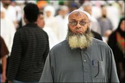 Comment s'appelle la marque sur le front de certains musulmans provoquée par la friction générée par le contact régulier du front avec le tapis de prière ?