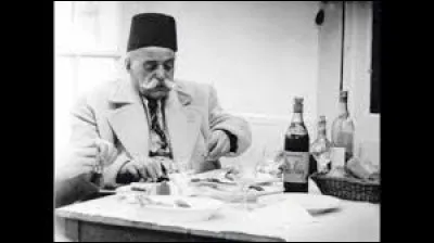 Georges Ivanovitch Gurdjieff est un mystique né en Arménie. Après avoir formé un groupe nommé les 'Chercheurs de Vérité' il devient une sorte de guru qui subjugue ses patients. Très instruit, polyglotte, il met ses théories par écrit. ''Lettres de Belzébuth à son petit-fils'' fait partie d'une trilogie qui porte le titre à peine pompeux de...