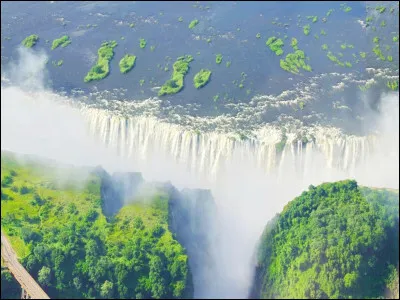 Sur quel fleuve d'Afrique les chutes Victoria se trouvent-elles ?