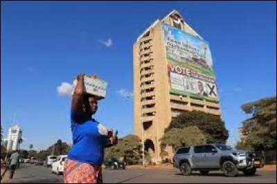 En 2008, le Zimbabwe connaît une hyperinflation historique, 
100 000 milliards de dollars zimbabwéens permettent d'acheter 3 ufs :