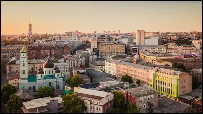 Dans quel pays se trouve la ville de Kharkiv ?