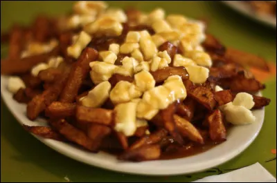 Quel est le pays d'origine de la poutine, un mets composé de frites, de fromage en grain et de sauce brune ?
