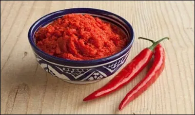 Quel est le pays d'origine de l'harissa, une purée de piments rouges utilisée comme condiment ?