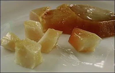 Quel est le pays d'origine du häkari, du requin fermenté saturé d'urine, consommé en petits dès à l'odeur d'ammoniaque ?