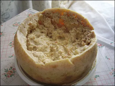 Quel est le pays d'origine du cazu martzu, un fromage de lait de brebis, ensemencé par des larves vivantes de mouches ?