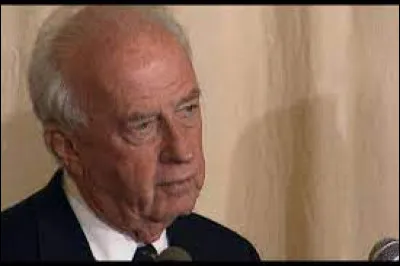 Ce 4 novembre, le chef du gouvernement israélien, Yitzhak Rabin, signataire des accords d'Oslo, est assassiné à Tel-Aviv par un extrémiste religieux juif : c'était en ...