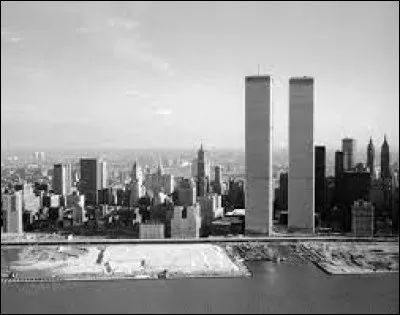 Ce 4 avril, à New-York, le World Trade Center est inauguré : c'était en ...