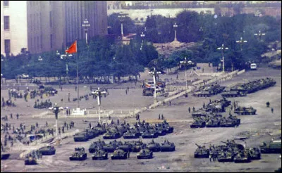 Ce 4 juin, en Chine, les manifestations qui se déroulent depuis plus d'un mois sur la place Tian'anmen de Pékin sont durement réprimées par l'armée : c'était en ...