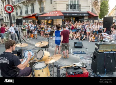 Quel écrivain américain est l'auteur du roman "Paris est une fête" ?