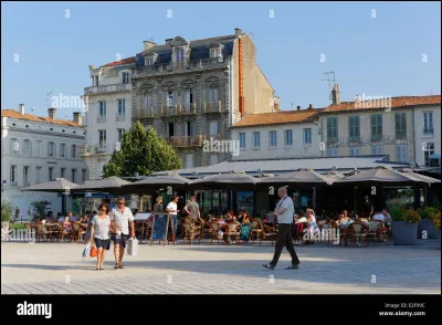 Quelle actrice ne voit-on pas dans le long-métrage "Les demoiselles de Rochefort" ?