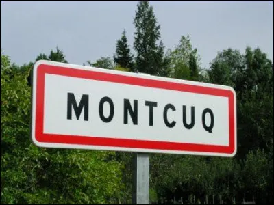 Dans cette petite ville, le bus vous attend, vous pourrez patienter à l'arrêt de Montcuq !
