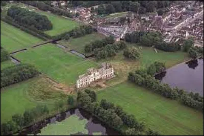 Ce village d'Eure-et-Loir, peupl&eacute; de 550 habitants, situ&eacute; dans le Thymerais aux confins du Perche, o&ugrave; l'on trouves les ruines de ce grand ch&acirc;teau du XVIIIe si&egrave;cle, c'est ...