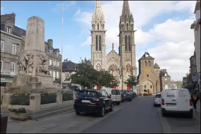 Cette ville de 5 000 habitants du d&eacute;partement de l'Orne, situ&eacute;e dans le bocage normand, c'est ...