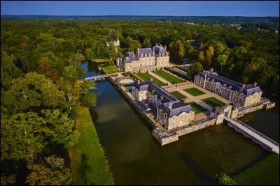 Cette ville de 7 600 habitants du d&eacute;partement du Loiret, situ&eacute;e en Sologne au sud d'Orl&eacute;ans, o&ugrave; l'on trouve le "ch&acirc;teau de la Fert&eacute;" construit &agrave; la fin du XVIe si&egrave;cle, c'est ...