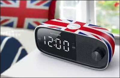 Quelle est la signification des lettres "AM" visibles sur les réveils anglo-saxons ?