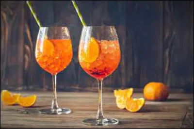 Cette boisson puise son origine dans le nord de l'Italie, c'est le spritz, très rafraîchissant à l'apéritif ! De quoi est-il composé, sans oublier les nombreux glaçons ?