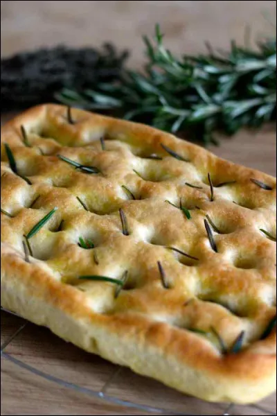 Quel est le nom de cette spécialité de Ligurie, faite avec de la pâte à pain, qui ressemble un peu à notre fougasse ?