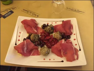 Comment s'appelle cette charcuterie fumée originaire du nord de l'Italie dont les tranches sont de forme rectangulaire ?