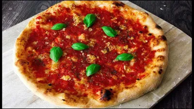 Quels sont les ingrédients de la pizza napolitaine "Marinera" à différencier de la "Margherita" ?