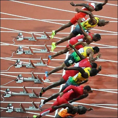 Quel est le premier athlète à obtenir le titre olympique en 100 mètres, en 200 mètres et en 4 x 100 mètres ?