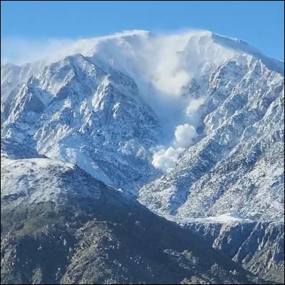 Situation 1 : Tu es pris dans une énorme avalanche alors que tu gravis une montagne avec tes "amis", que fais-tu ? (Évidemment, toujours avec un esprit de méchant...)