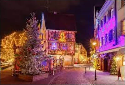 Maintenant partons vers la chanson "Jingle Bells" !
Complétez les paroles ! 
Dashing through the snow
In a one-horse open sleigh
Oer the fields we go
Laughing all the way
Bells on bob tail∗ ring
Making spirits bright
What fun it is to ride and sing
________________________