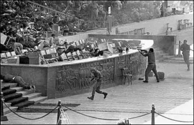Ce 6 octobre, le président égyptien Anouar El Sadate est assassiné au Caire durant une parade militaire, par des soldats appartenant au Jihad islamique égyptien, fondé par des Frères musulmans. C'était en ...