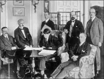 Ce 6 décembre, le traité anglo-irlandais ou traité de Londres, donne naissance à l'État libre d'Irlande et organise la partition du pays ; l'Irlande du Nord, à majorité protestante, restant au sein du Royaume-Uni : c'était en ...