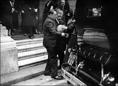 Ce 6 mai, le président de la république française, Paul Doumer, est assassiné par Gorgoulov, un émigré russe : c'était en ...