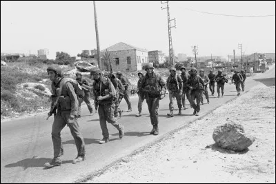 Ce 6 juin, l'armée israélienne, avec l'opération "Paix en Galilée", envahit le Sud du Liban dans le but de faire cesser les attaques palestiniennes de l'OLP lancées depuis le Liban : c'était en ...
