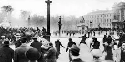 Ce 6 février à Paris, le défilé d'associations d'anciens combattants et de ligues d'extrême droite se transforme en violente manifestation antiparlementaire : c'était en ...
