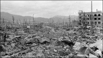 En 1945, la bombe atomique a été lancée sur Hiroshima le 6 ...