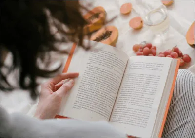 Quel est l'auteur du roman "Trois vies par semaine" ?