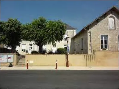 Commune des Pays-de-la-Loire, dans l'arrondissement de Mamers, Courgains se situe dans le département ...