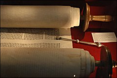 Quel est le nom du pointeur de lecture à usage liturgique, conçu pour la lecture de la Torah à partir du parchemin des Sifrei Torah ?