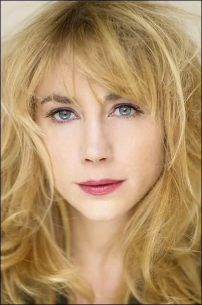 Qui est cette jeune Julie qui deviendra une célèbre actrice ?