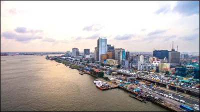 Nous nous trouvons à Lagos, au Nigeria. Avec presque 16 millions d'habitants, que peut-on dire de cette ville ?