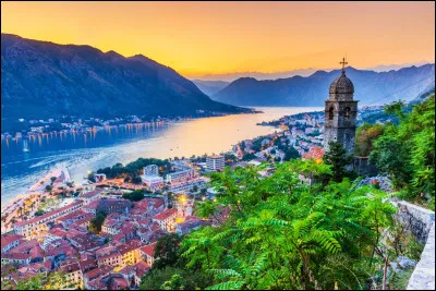 Petit pays européen, le Monténégro est situé sur la mer Adriatique. Il possède des frontières avec 6 pays différents, dont la Bosnie-Herzégovine ou encore la Croatie. Quelle religion est majoritaire dans le pays ?