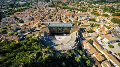 On ne va pas voyager très loin cette fois-ci. On reste en France et on prend la route d'Orange, dans le Vaucluse. Parlons histoire. Cette ville a un gros lien avec les Pays-Bas, mais pourquoi ?