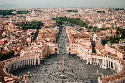 Faisons une pause et arrêtons-nous un instant au Vatican, alias le plus petit pays du monde ! Regorgeant d'histoire et de faits fascinants, il est évident que le pays enclavé dans Rome mérite le détour. En parlant de faits fascinants, laquelle de ces anecdotes sur le Vatican est fausse ?