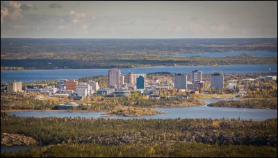 Avant-dernière question, quittons la France pour rejoindre Yellowknife. Dans quel pays se situe cette ville de 20 000 et quelques habitants ?