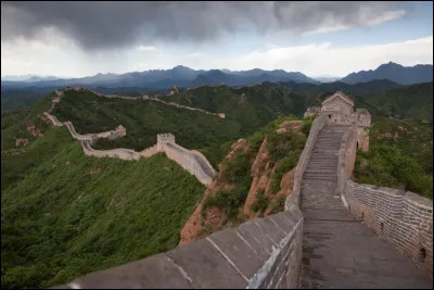 Partons sans plus attendre en Chine et visitons ce mythique monument qu'est la Grande Muraille de Chine. Elle fût construite du IIIe siècle avant J.-C. jusqu'au XVIIe siècle après J.-C. et inscrite au patrimoine mondial de l'UNESCO seulement en 1987, il s'agit du monument le plus long du monde, évidemment. Connaissez-vous sa longueur exacte ?