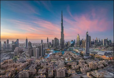 On quitte la Chine, direction les Emirats arabes unis, plus précisément Dubaï. Si ce n'est pas la capitale de ce pays, puisque Abou Dabi occupe ce rang, Dubaï a le mérite d'être la quatrième ville au monde à compter le plus de gratte-ciel. Et parmi ces 258 édifices, la ville émiratie accueille le plus haut du monde. Quel est son nom ?