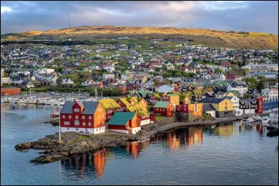 Pour la lettre F, on ne va pas aller en France malheureusement, mais plutôt visiter un petit archipel européen assez méconnu. Direction les Îles Féroé ! Peuplées par 54 175 habitants, elles ont pour capitale Tórshavn. Province autonome, mais pas pays indépendant, cet archipel appartient donc à un autre pays. Lequel ?