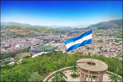 Bienvenue au Honduras, petit pays d'Amérique centrale. Sa capitale est Tegucigalpa et on y parle majoritairement l'espagnol. Une petite question me vient à l'idée. Pouvez-vous retrouver le domaine internet de ce pays ? (exemple, .fr pour la France)